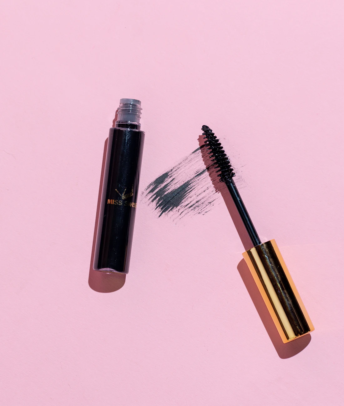 Mascara su sfondo rosa
